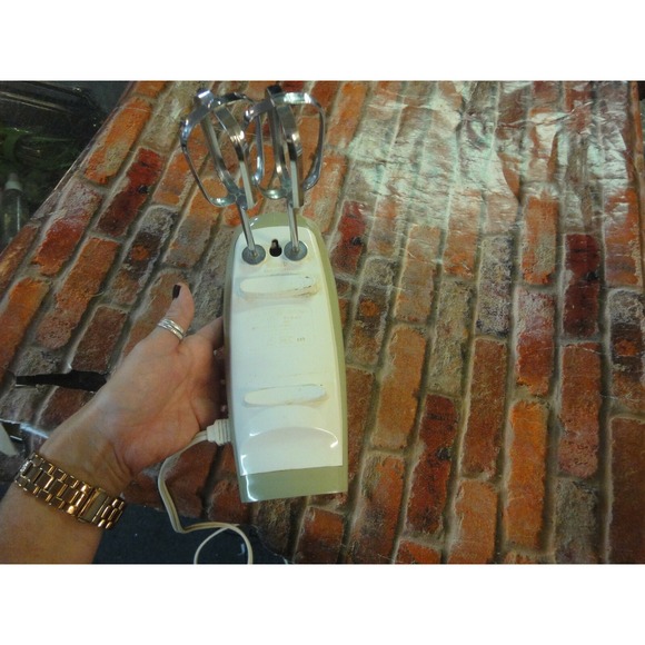 GE General Electric Hand Mixer Vintage 70's Avocado Green D4M47 in Working Order - Picture 5 of 6